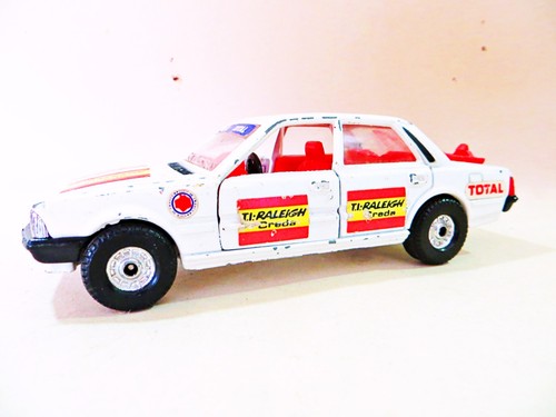 Corgi toys peugeot 505 - corgi, sti