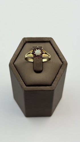 9ct yellow gold opal - , and