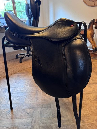 Dressage saddle medium - 17.5,