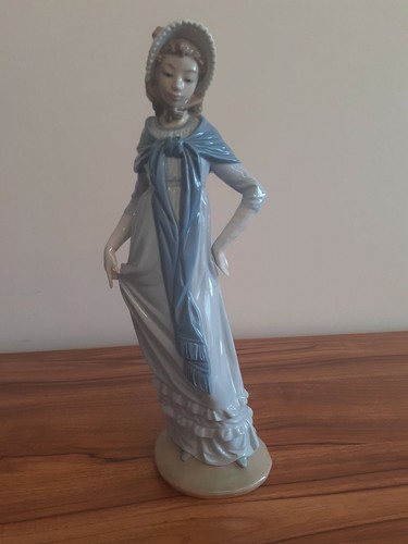Lladro figure lady - figure,