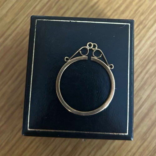 9ct gold half sovereign mount - ,
