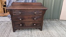 WEADEN LILLEY & Co Oak vintage chest of 3 drawers with knobs on short legs UE271