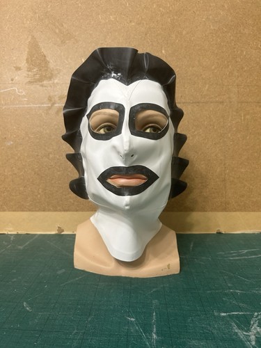 White and black - frilled, face