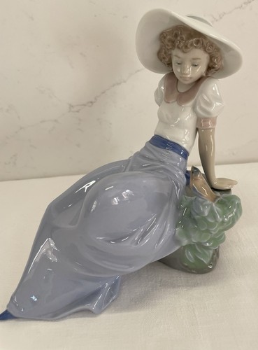 Nao lladro girl - nao, listening