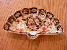 A STUNNING  VINTAGE ROYAL