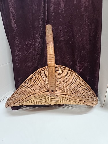 Vintage gathering wicker - vintage,
