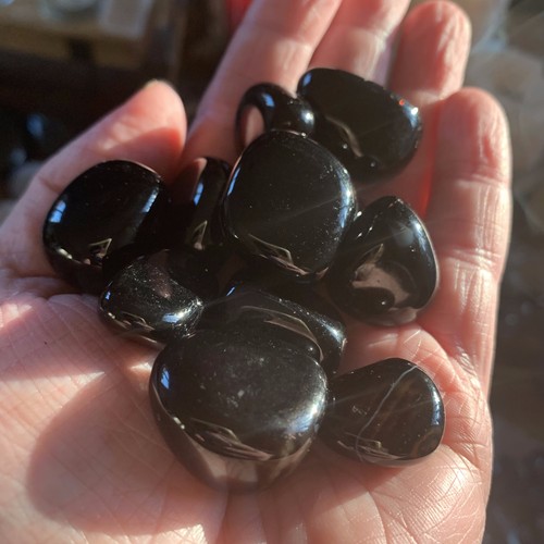 Black onyx tumbled stone - black,