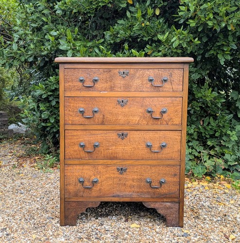 Neat oak bachelors chest - bachelors, of