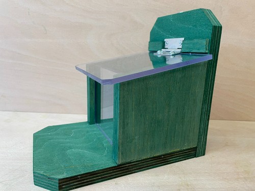 Squirrel feeder with - squirrel, extra