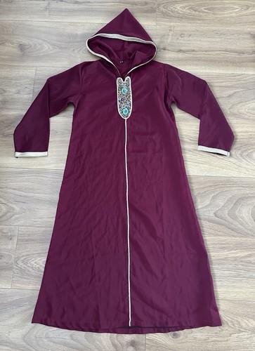 Maroon muslim girls prayer - maroon,