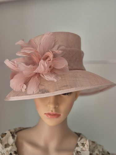 Peach hat with feather - with,
