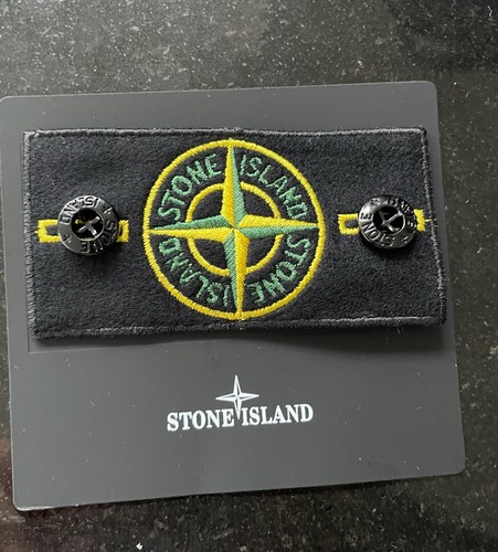 The stone island badge with - island,