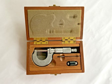 Moore and Wright 1” Vintage micrometer no 961B in wooden box