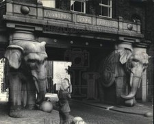 Press Photo The Elephant Gate