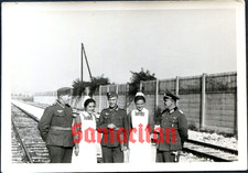 I12/32 WW2 ORIGINAL PHOTO OF GERMAN WEHRMACHT DRK NURSES AND OFFICER WITH DAGGER