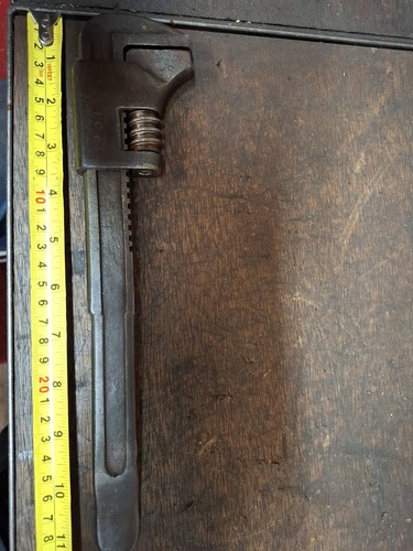 Adjustable monkey wrench - monkey,