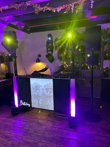 Off white booth - dj, 65”