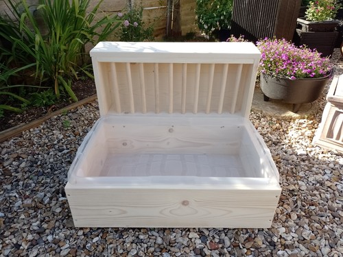 Rabbit hay feeder with - rabbit,