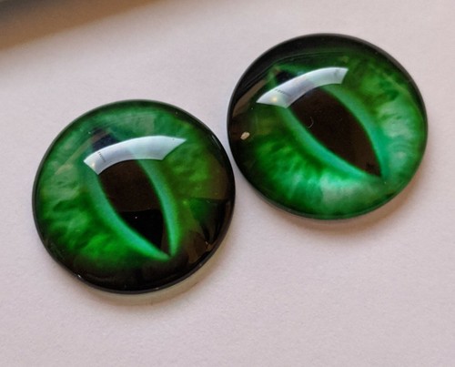 Green glass cabachon - , eyes