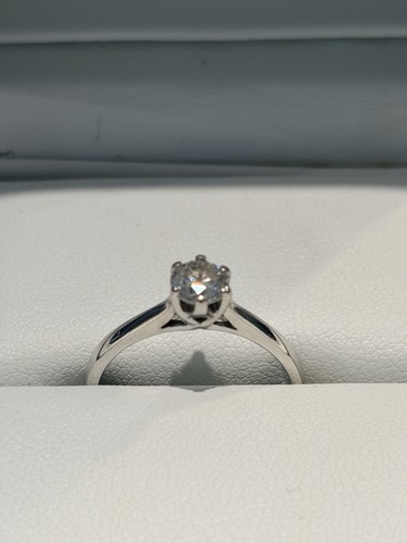 Leo diamond ring - diamond, natural
