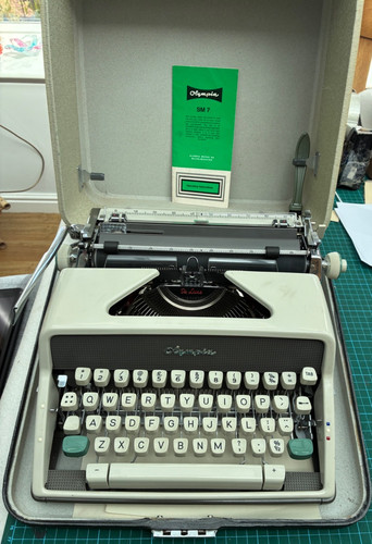 Olympia deluxe sm7 typewriter - deluxe,