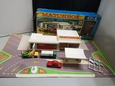 B923-MATCHBOX G-1 SERVICE STATION WITH FORECOURT,3 MODELS AND BOX