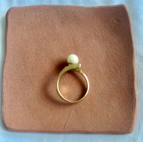 Gold twist ring with pearl