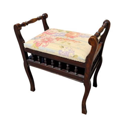 Vintage upholstered dressing - , /