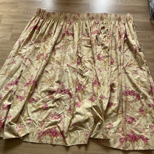 Pair curtains and pelmet - a, of