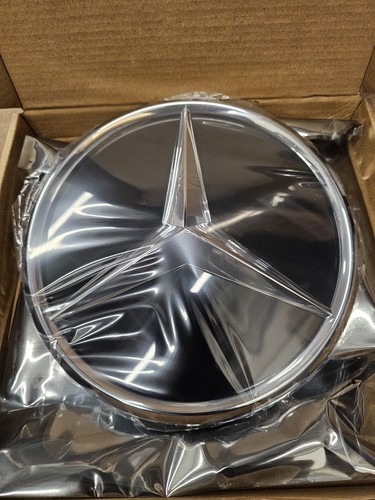 Front grille badge - front,