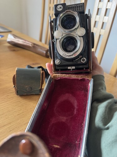 Yashica black twin lens - lm,