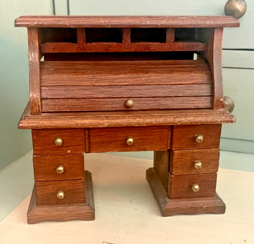 Vintage dolls house - dolls, furniture