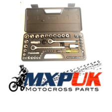 CHRISTMAS PRESENT 1/4" SOCKET