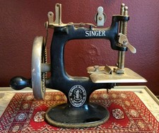 Vintage Singer SewHandy Model 20 Miniature Hand Crank Sewing Machine 1930s