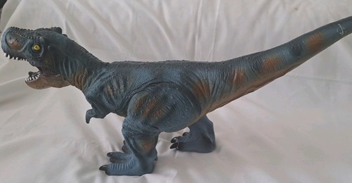 Large dinosaur 2ft long read - dinosaur,