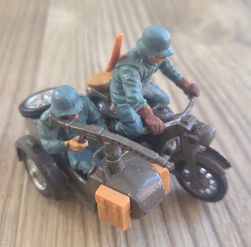 Britains deetail toy soldiers - britains,