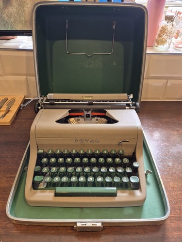1950s royal commander portable - royal,