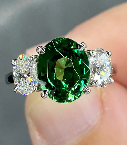 Oval cut natural emerald - natural,