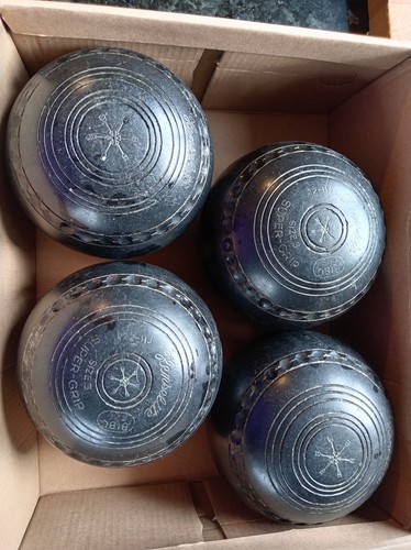 Set hensilite lawn bowls - of, 4