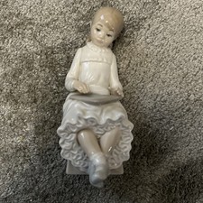 Nao LLADRO Porcelain Figurine Of Girl Seated With Writing Slate