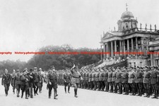 F028989 HG inspects Stahlhelm