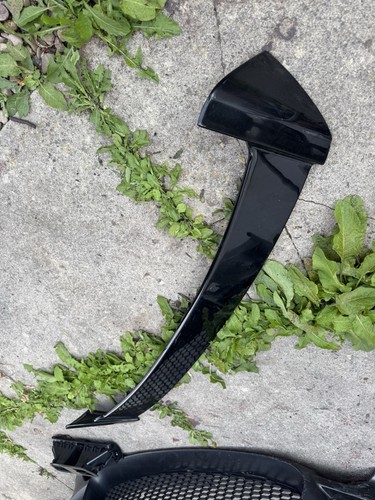 Rear trunk spoiler lip - rear,
