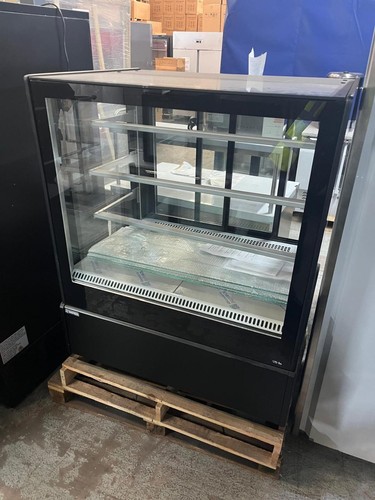 Patisserie serve over - over, fridge