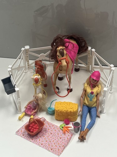 Barbie chelsea hugs horses - chelsea, n