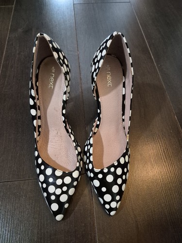 Next black white - black,