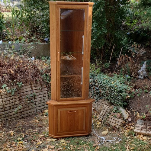 Illuminated corner display - illuminated,