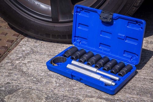 Corroded damaged wheel locking - corroded,