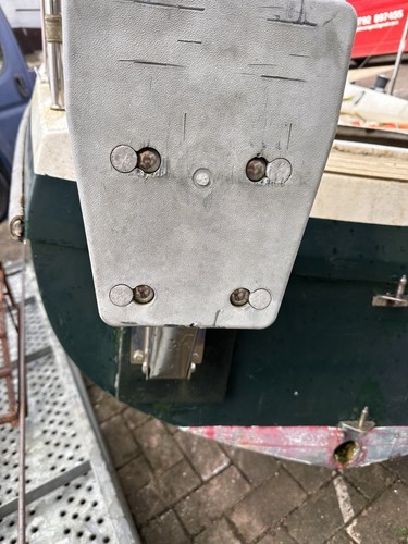 Outboard motor bracket - ,
