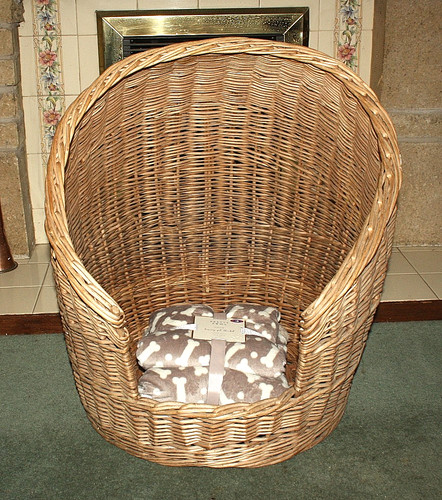 Large wicker dog basket - large,