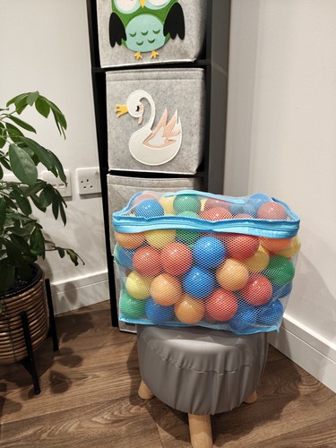Large ball pit - , balls
